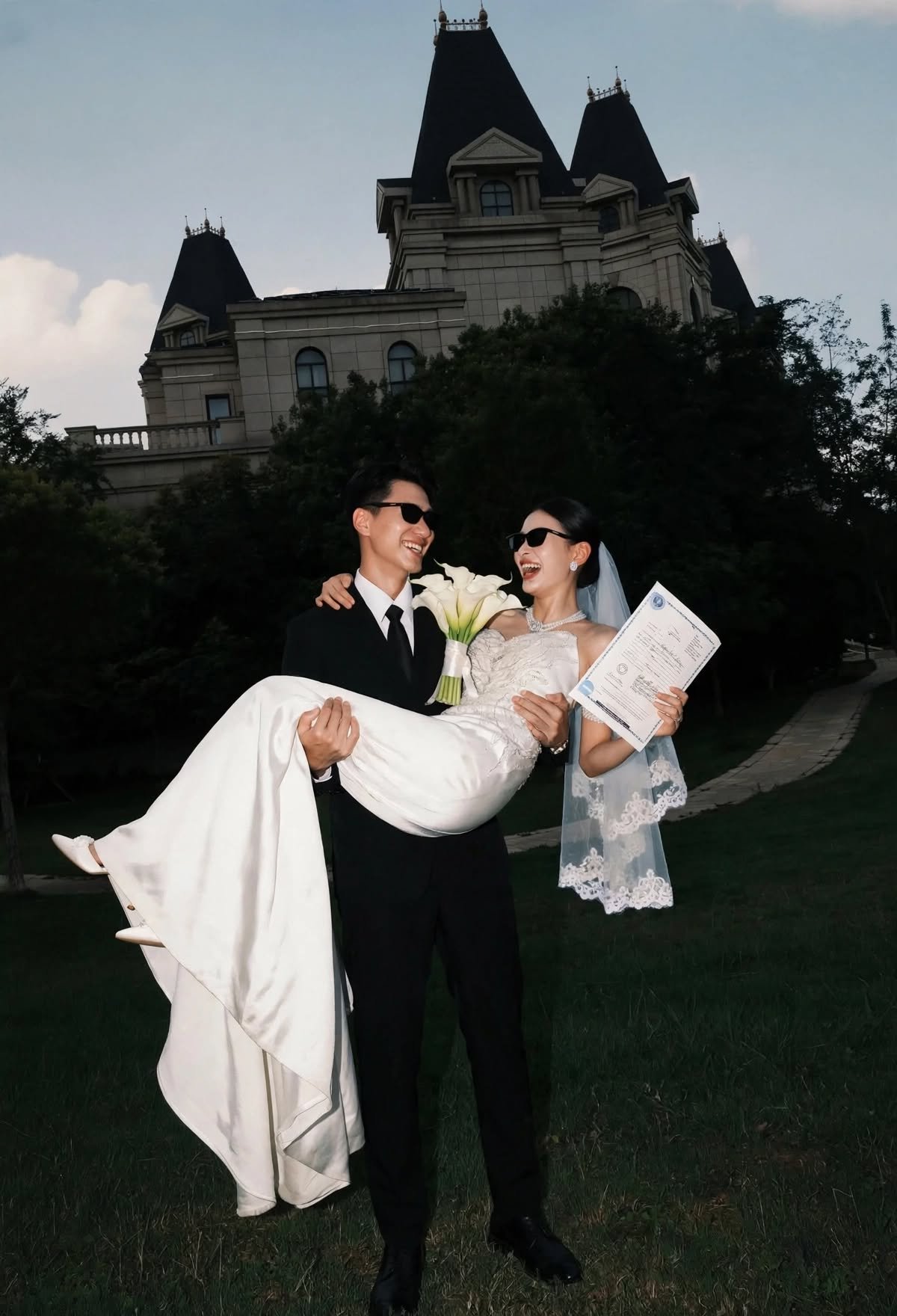 Cool Couple Wedding Photo Ideas | Marriage Certificate Pose | Modern Chic Bride and Groom